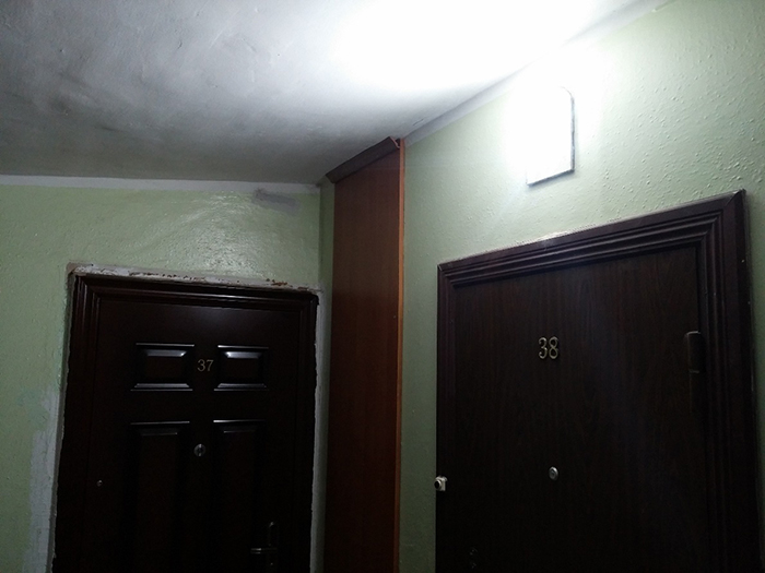 Светильник настенный светодиодный над входной дверью